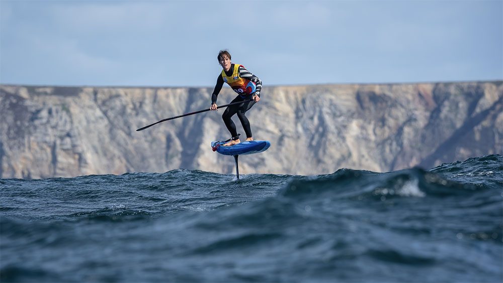 Kai Thomson et Marnie Bertram remportent le 1e Downwind SUP Foil