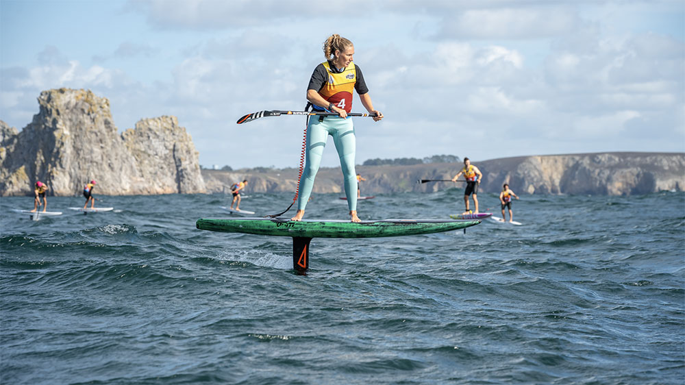 Kai Thomson et Marnie Bertram remportent le 1e Downwind SUP Foil