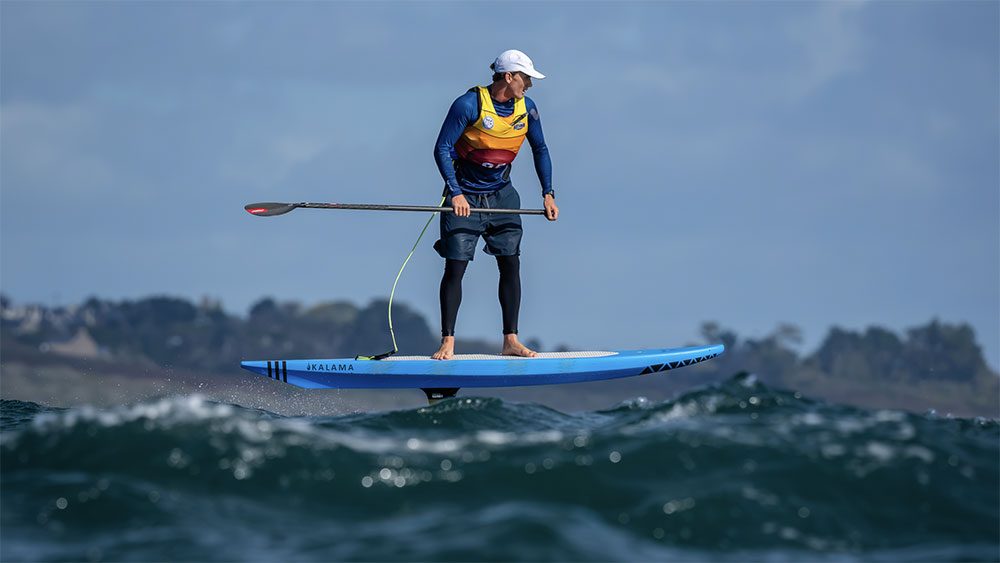 Kai Thomson et Marnie Bertram remportent le 1e Downwind SUP Foil
