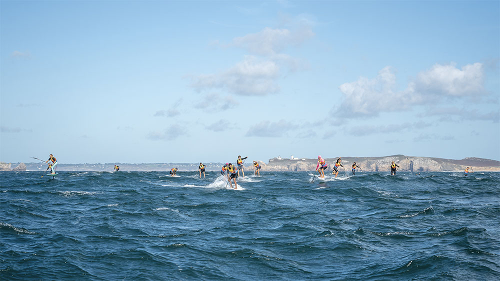Kai Thomson et Marnie Bertram remportent le 1e Downwind SUP Foil
