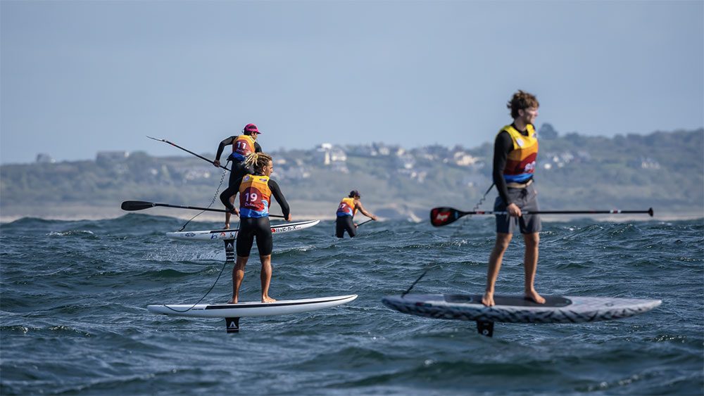 Kai Thomson et Marnie Bertram remportent le 1e Downwind SUP Foil