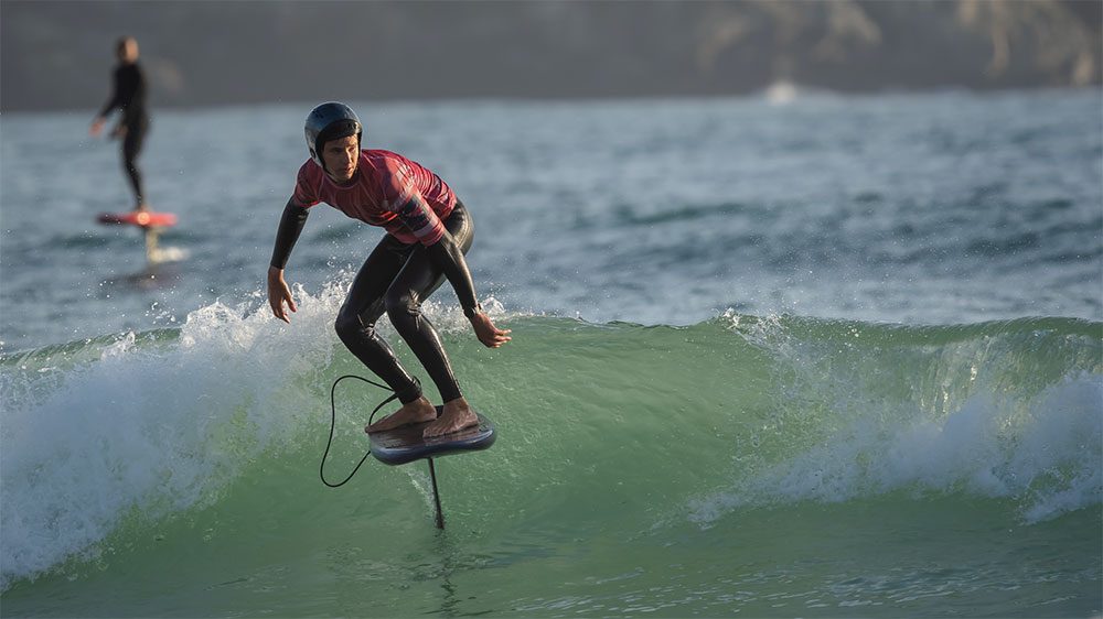 Surf foil au Presqu'Ile Crozon Foil Festival, les jeunes talents à l’honneur sur les vagues de Kerloc’h