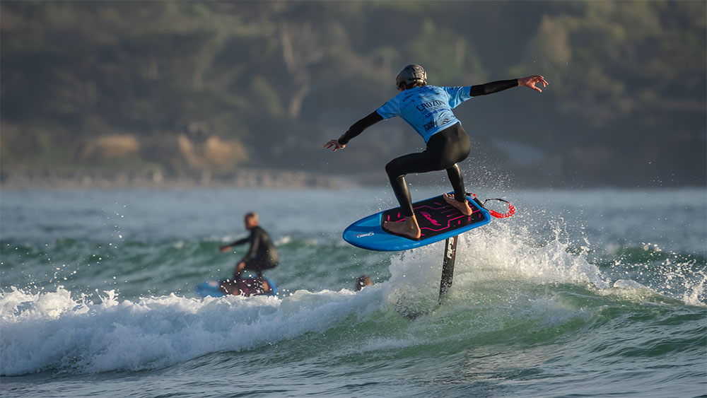 Surf foil au Presqu'Ile Crozon Foil Festival, les jeunes talents à l’honneur sur les vagues de Kerloc’h
